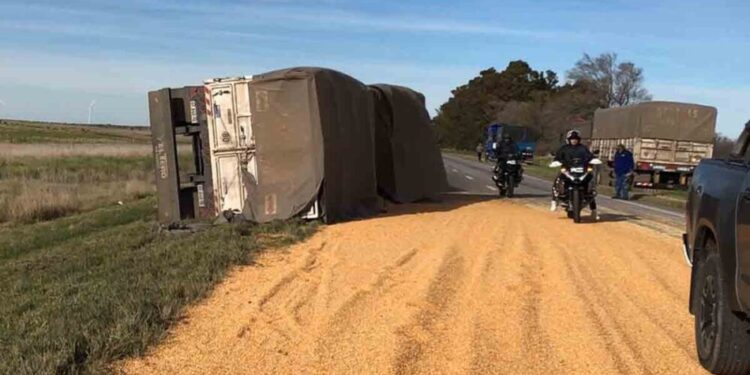 Ruta 33: volcó el acoplado de un camión cargado con cereal
