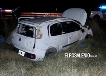 Robaron en Punta Alta, se fugaron, y a la altura de Agromax uno de ellos volcó con el auto: murió en el acto