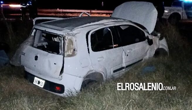 Robaron en Punta Alta, se fugaron, y a la altura de Agromax uno de ellos volcó con el auto: murió en el acto