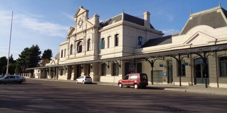 Bahía Blanca: La motosierra llegó a la Estación Sud y despidieron a 17 personas y la cerraron