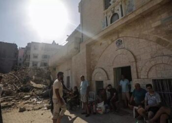 El cura argentino Gabriel Romanelli resultó herido tras un bombardeo de Israel a la única iglesia católica de Gaza