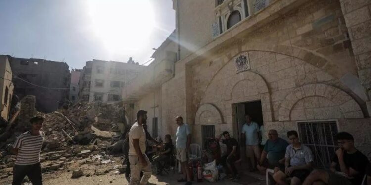 El cura argentino Gabriel Romanelli resultó herido tras un bombardeo de Israel a la única iglesia católica de Gaza