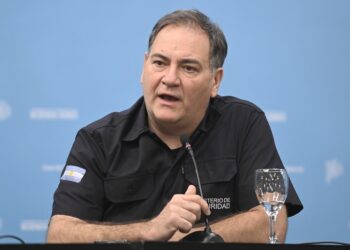 El ministro de Seguridad de Kicillof acusó a los 24 policías desplazados de conspirar.