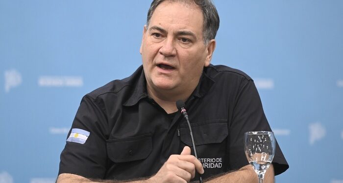 El ministro de Seguridad de Kicillof acusó a los 24 policías desplazados de conspirar.