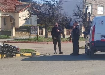 Colisionaron un utilitario y una moto. Terminaron a las trompadas y como resultado tres heridos leves.