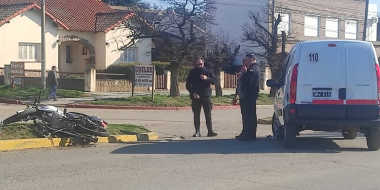 Colisionaron un utilitario y una moto. Terminaron a las trompadas y como resultado tres heridos leves.
