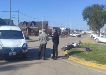 Colisionaron un utilitario y una moto. Terminaron a las trompadas y como resultado tres heridos leves.