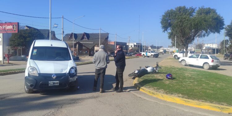 Colisionaron un utilitario y una moto. Terminaron a las trompadas y como resultado tres heridos leves.