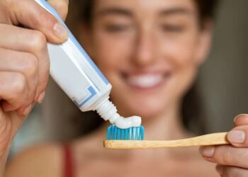 Alerta por lesiones bucales: prohíben una pasta dental de una marca reconocida