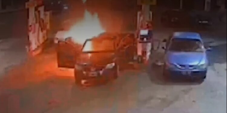 Video: un auto explotó en una estación de servicio de Entre Ríos y se vivieron momentos de terror