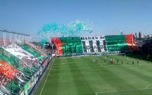 Oficial: vuelven los visitantes al fútbol argentino