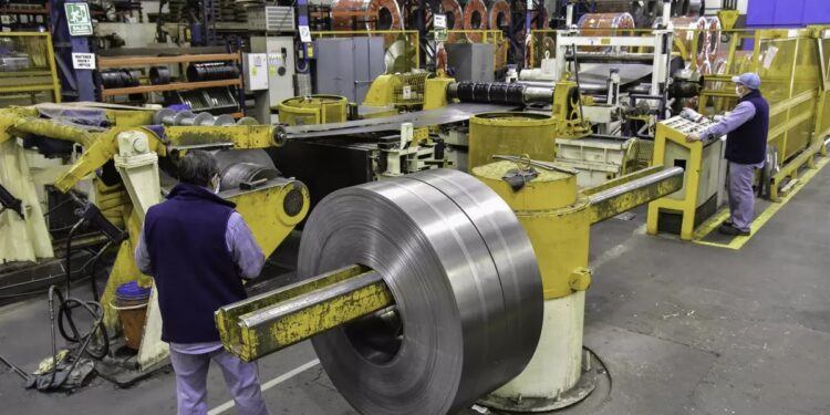 Industrias en crisis:  De Acindar a la fábrica de Adidas y Nike crecen los despidos y suspensiones en distintos puntos del país