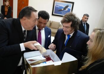 El delirante milagro del pastor amigo de Milei: dice que 100 mil pesos se le transformaron en 100 mil dólares