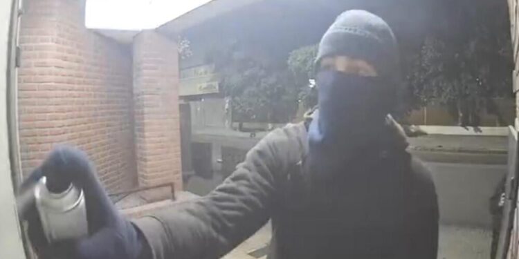 Altar nazi y escuchas: así cayó el autor de las pintadas en la DAIA