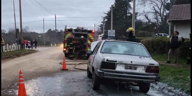 Incendio Vehicular en Sierra de la Ventana: Rápida Intervención de los Bomberos