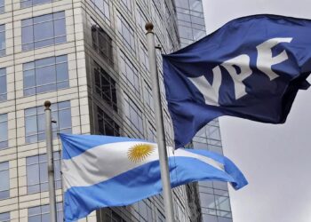 Suspenden la orden judicial para que Argentina le entregue el 51% de YPF a fondos buitre