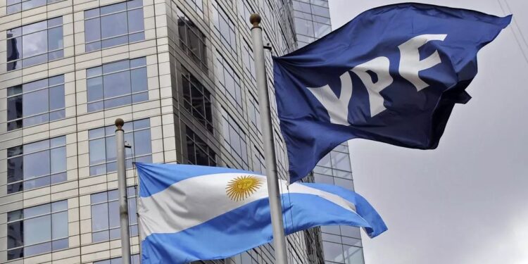 Suspenden la orden judicial para que Argentina le entregue el 51% de YPF a fondos buitre