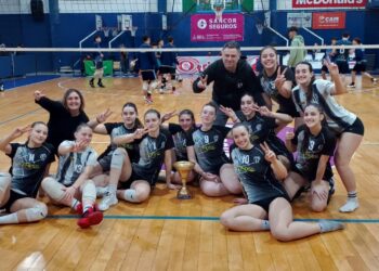 Alma Rodríguez, la joven serrana que brilla en el voleibol. 