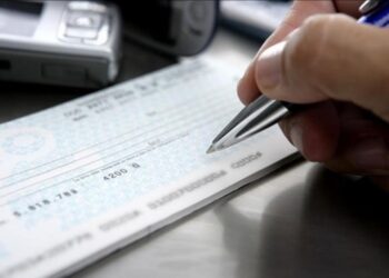 Las tasas de interés se dispararon y el descubierto de cuenta corriente es de 80%: cómo evitar pagarlo