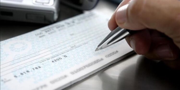 Las tasas de interés se dispararon y el descubierto de cuenta corriente es de 80%: cómo evitar pagarlo