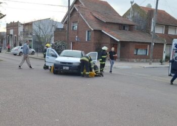 Tornquist: Chocaron dos vehículos en la ciudad y hubo 5 hospitalizados.