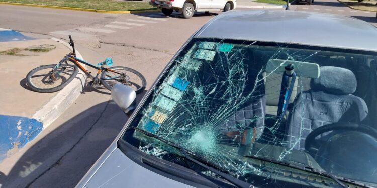 Accidente de tránsito en Tornquist: Un menor hospitalizado al colisionar con auto de remises