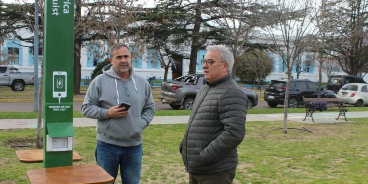 Tornquist suma tecnología: inauguración de tótems digitales con conexión Wi-Fi en la plaza principal.