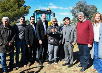 BAHÍA BLANCA:  Axel Kicillof y Javier Rodríguez entregaron maquinaria para mejorar los caminos rurales