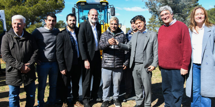 BAHÍA BLANCA:  Axel Kicillof y Javier Rodríguez entregaron maquinaria para mejorar los caminos rurales