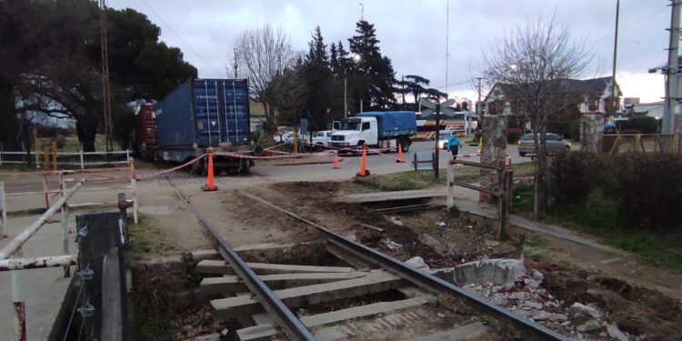 Descarrilamiento en Sierra de la Ventana: «Personal de Ferrosur busca habilitar paso a nivel»