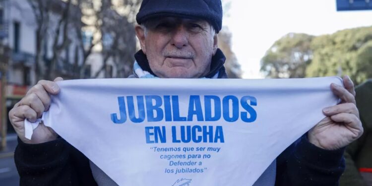 La calle reacciona al veto de Milei: jubilados marchan al Congreso y la CGT se suma a la caminata de Liniers a Plaza de Mayo por San Cayetano