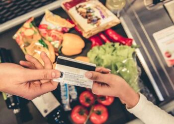 Endeudarse para comer: casi la mitad de los argentinos usa tarjeta de crédito para comprar alimentos