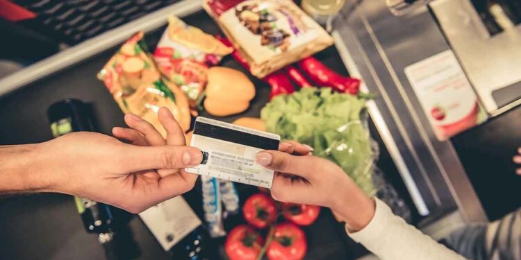 Endeudarse para comer: casi la mitad de los argentinos usa tarjeta de crédito para comprar alimentos