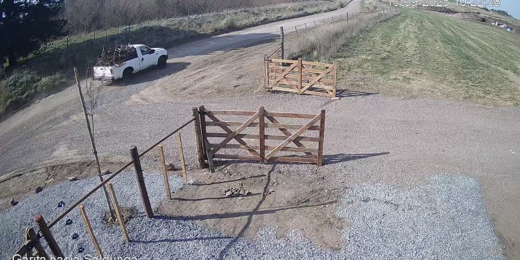 Denuncian a comerciante de Sierra de la Ventana por arrojar residuos en camino vecinal de Saldungaray.