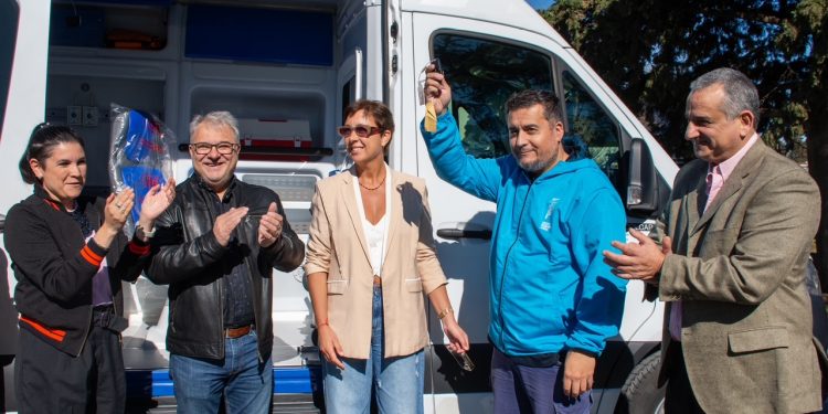 El distrito recibió una nueva ambulancia y equipamiento informático para el Hospital Municipal