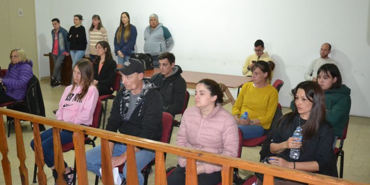 Conmoción en el Concejo Deliberante: Madres y padres de Saldungaray expresaron su dolor, luego de las denuncias por abuso contra el ex concejal Matías Rojas.