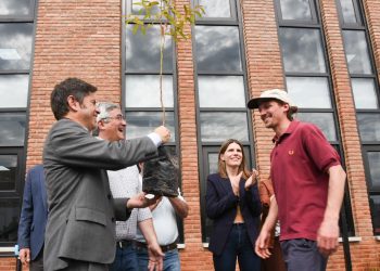 Axel Kicillof y Javier Rodríguez entregaron el árbol número 1 millón del Plan de Incentivos a la Actividad Forestal