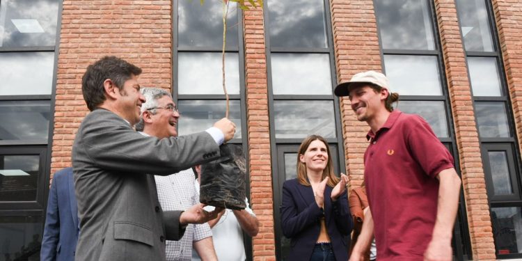 Axel Kicillof y Javier Rodríguez entregaron el árbol número 1 millón del Plan de Incentivos a la Actividad Forestal