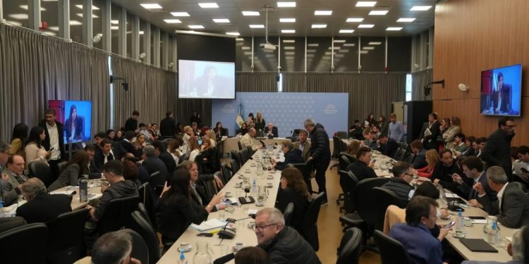 Oposición exige que Luis Caputo explique el swap de US$20.000 millones antes de cualquier acuerdo con EE. UU.