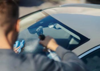 Ni tela ni microfibra: los mejores 5 trucos para dejar relucientes los cristales del auto