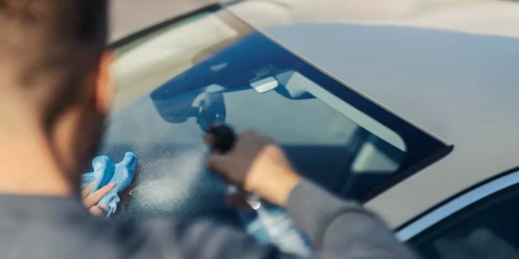 Ni tela ni microfibra: los mejores 5 trucos para dejar relucientes los cristales del auto