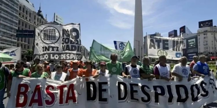 El trabajo, en riesgo: Argentina perdió más de 236 mil empleos formales y 16 mil empresas en menos de dos años