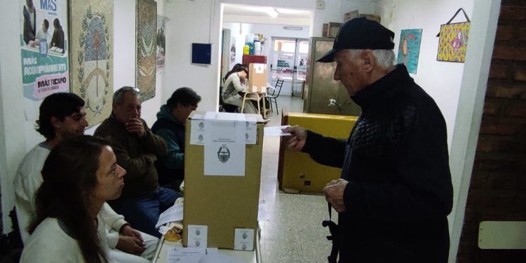 Elecciones en marcha: Con algunas demoras, se iniciaron las legislativas en todo el distrito.