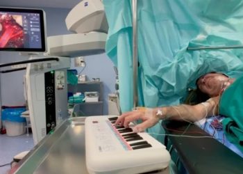 Un hombre toca el piano mientras le operan de un tumor cerebral en un hospital de Córdoba