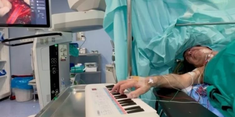 Un hombre toca el piano mientras le operan de un tumor cerebral en un hospital de Córdoba