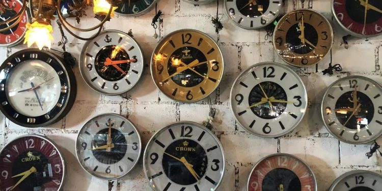 Un estudio revela que el cambio de hora contribuye a miles de infartos cerebrales y defiende dejar fijo el horario de invierno