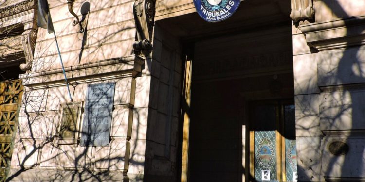 Condenan a 14 años y 10 meses de prisión a un policía por abusar de una menor de edad