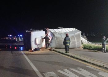 Volcó un camión en el acceso de ruta 76 y 33