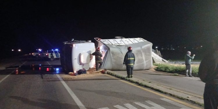 Volcó un camión en el acceso de ruta 76 y 33