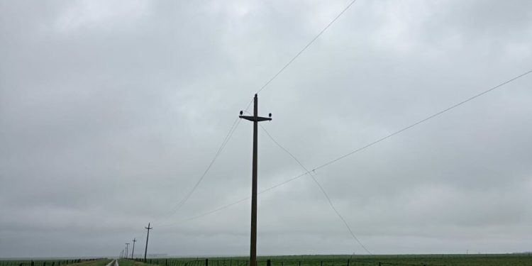 El temporal provocó varios daños en el tendido eléctrico y un intenso trabajo del personal de la CELT